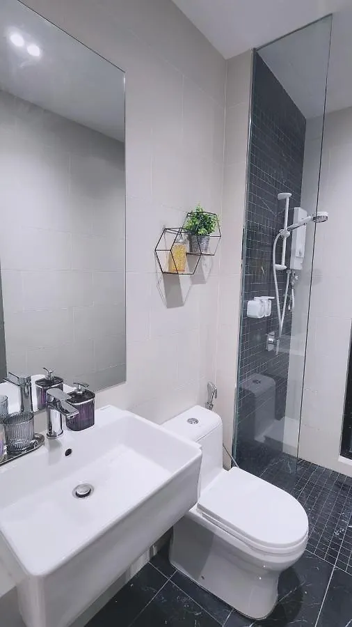 Skypool With Seaview 8Pax Beacon Executive Suites - Georgetown City Centre - 3Km To Komtar George Town